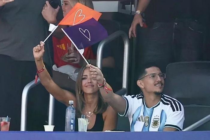 Nữ diễn viên Jessica Alba và bạn trai kém 11 tuổi, tài tử Danny Ramirez, đến cổ vũ cho đội tuyển Argentina. Ảnh: Getty Images