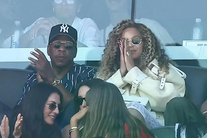 Siêu sao ca nhạc Beyoncé và rapper tỷ phú Jay Z ngồi ở khu vực khán đài VIP. Beyoncé diện đồ sang chảnh như đi dự tiệc. Chiếc áo khoác dày của cô có vẻ không phù hợp với thời tiết mùa hè nóng bức. Ảnh: Getty Images