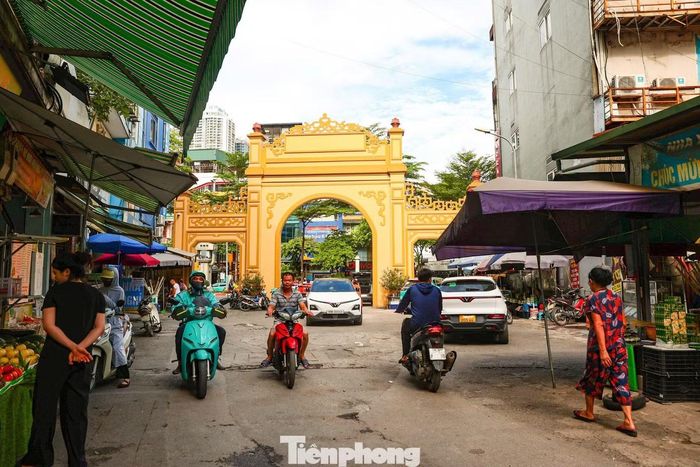 Sau cổng làng là những mẹt cốm xanh - hình ảnh gắn liền với nghề làm cốm truyền thống đã tạo nên tên tuổi làng Vòng qua nhiều thế hệ.