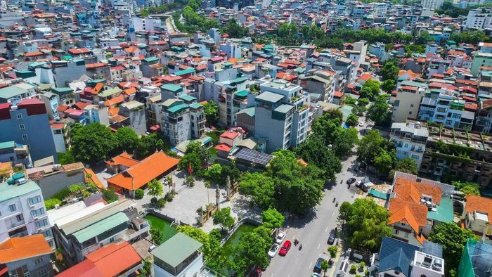 Nhìn từ trên cao, Hà Nội hiện lên với những khu đô thị và dãy nhà hiện đại trải rộng. Thế nhưng giữa lòng thành phố vẫn còn những ngôi làng cổ với các cổng làng hàng trăm năm tuổi, lưu dấu một phần lịch sử của vùng đất Kinh kỳ.