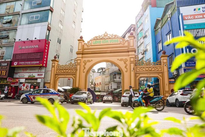 Cổng làng Vòng nằm sát tuyến đường Xuân Thủy nhộn nhịp. Bước qua cổng làng, không gian đô thị nhanh chóng nhường chỗ cho vẻ bình yên của một làng nghề lâu đời.