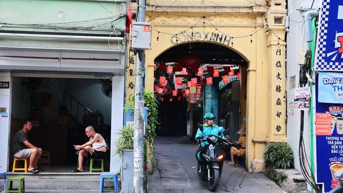 Những mái ngói cũ, cổng gạch phủ rêu và con ngõ nhỏ phía sau cổng làng vẫn là không gian sinh hoạt quen thuộc của nhiều thế hệ cư dân Kẻ Bưởi.