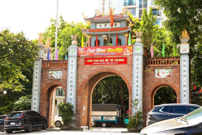 Cách đó không xa, làng Mễ Trì Thượng có thôn Thượng và thôn Hạ, với nhiều hộ gia đình vẫn gắn bó với nghề làm cốm.