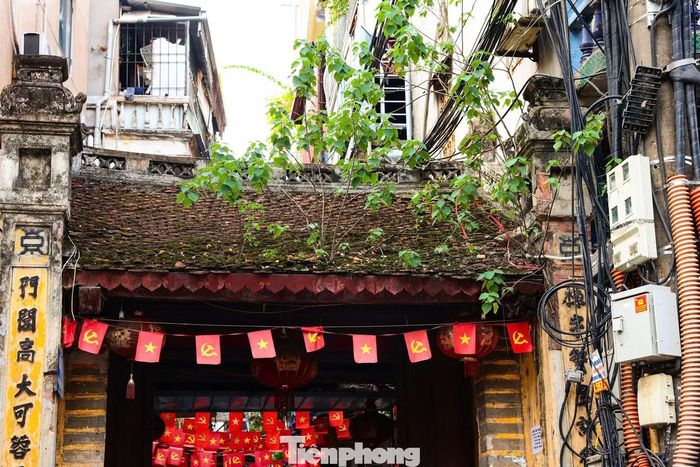 Cổng làng Yên Thái với mái ngói phủ rêu vẫn giữ được nhiều nét kiến trúc cổ qua thời gian.