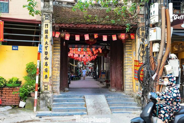 Trên phố Thụy Khuê dài 3,3 km thuộc phường Tây Hồ, nhiều cổng làng cổ vẫn hiện diện xen giữa các công trình hiện đại, gợi nhớ về vùng Kẻ Bưởi nổi tiếng của Hà Nội xưa.