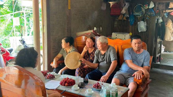Đây là hình ảnh 4 người con liệt sĩ Hoàng Văn Địch hiện ở Tuyên Quang đã khóc khi nhìn thấy những giấy tờ thấm máu của cha mình. (Ảnh: Tư liệu)