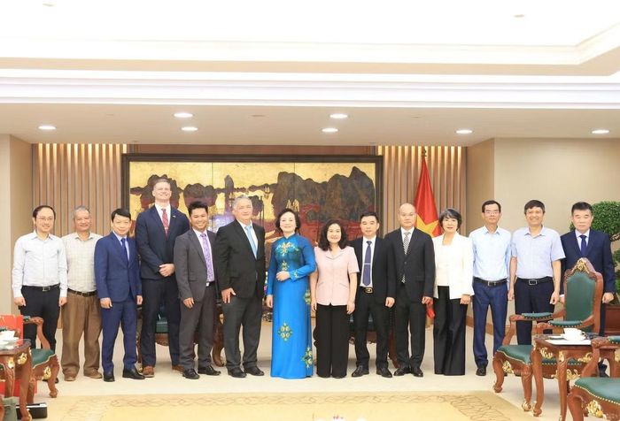 Phó Thủ tướng Phạm Thị Thanh Trà trong buổi làm việc với PGS.TS Alex Võ Đình Thái ( thứ 5 từ trái sang) và cộng sự ngày 13/6/2026