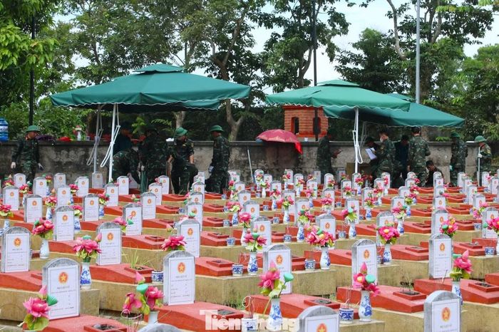 Giữa cái nắng gắt, lực lượng thực hiện nhiệm vụ lặng lẽ làm việc bên những hàng mộ, nối dài hành trình tìm lại tên cho các liệt sĩ.