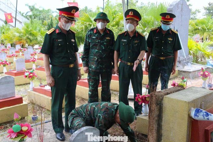 Đại tá Phạm Đình Trung - Phó Chính ủy Bộ Chỉ huy Quân sự tỉnh Nghệ An - chỉ đạo công tác khai quật phần mộ liệt sĩ để lấy mẫu phục vụ giám định ADN.