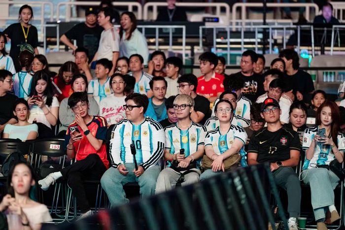 Tối 19/7, hàng nghìn khán giả có mặt tại Nhà thi đấu Phú Thọ (TPHCM) để tham gia Ngày hội người hâm mộ bóng đá VTV 2026. Diễn ra ngay trước trận Chung kết FIFA World Cup 2026 giữa Argentina và Tây Ban Nha, chương trình kết hợp đại nhạc hội, hoạt động giao lưu cùng cầu thủ, bình luận viên và chuyên gia bóng đá, trước khi hàng nghìn khán giả cùng hòa mình vào không khí cuồng nhiệt của trận đấu.