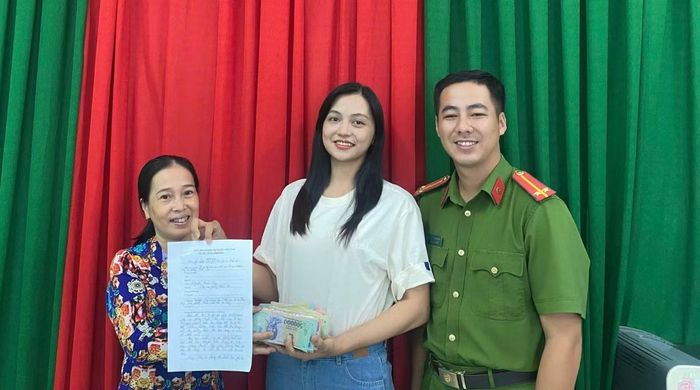 Công an phường Rạch Giá đã tổ chức trao trả toàn bộ số tiền cùng giấy tờ cho chị Nguyễn Trúc Giang.