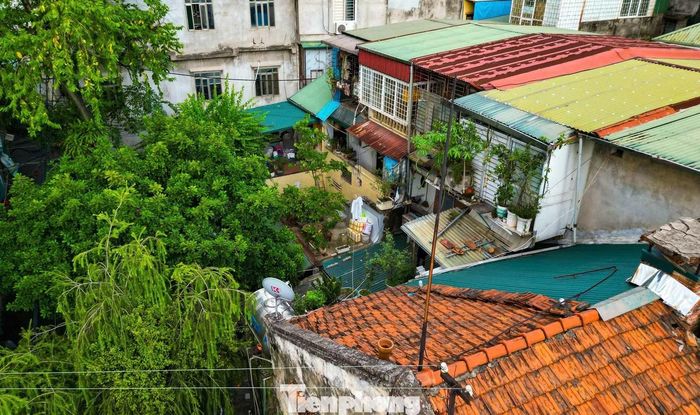 Do diện tích căn hộ hạn chế, nhiều hộ dân tận dụng hành lang để phơi quần áo và bố trí thêm không gian sinh hoạt. Những dây phơi kéo dài dọc các lối đi đã trở thành hình ảnh quen thuộc tại khu tập thể. Nhiều căn hộ có diện tích nhỏ, xuất hiện tình trạng ẩm mốc hoặc thấm dột vào mùa mưa.
