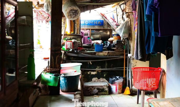 Nhiều hộ dân tận dụng hành lang và khoảng không chung để bố trí thêm khu vực nấu ăn hoặc chứa đồ dùng sinh hoạt.