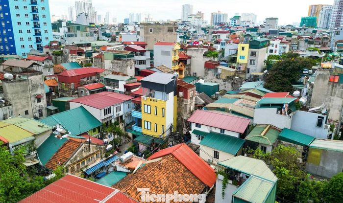 Khu tập thể Trương Định (phường Tương Mai, Hà Nội) được xây dựng trong giai đoạn 1970-1980, gồm 10 khối nhà hai tầng. Qua nhiều năm sử dụng, nhiều căn hộ đã được người dân cải tạo, cơi nới để đáp ứng nhu cầu sinh hoạt.