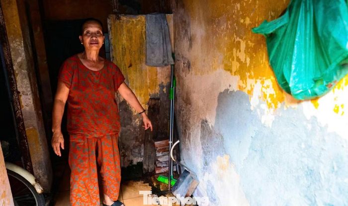 Bà Thủy, cư dân khu A tập thể Trương Định từ năm 1979, cho biết: "Khu nhà đã sử dụng nhiều năm nên một số hạng mục xuống cấp, nhiều hộ phải tự sửa chữa để tiếp tục sinh hoạt. Mỗi khi mưa lớn, nước vẫn thấm dột qua mái khiến cuộc sống gặp không ít bất tiện. Một số công trình phụ trợ cũng đã cũ và cần được cải tạo".