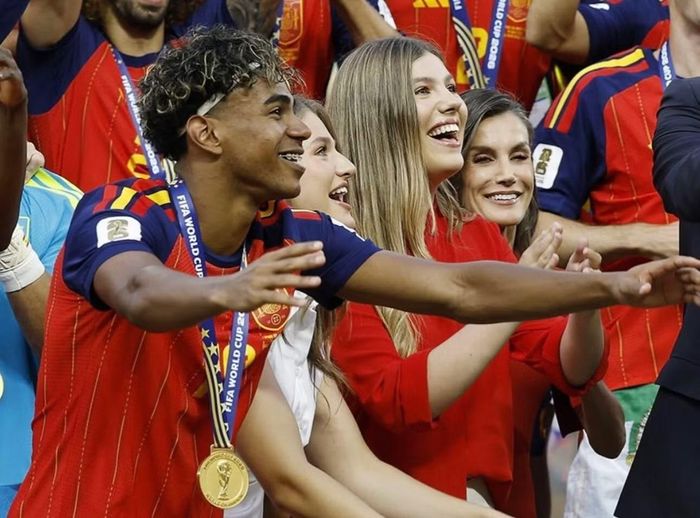Khoảnh khắc hai công chúa ăn mừng chức vô địch World Cup cùng tài năng trẻ Lamine Yamal.