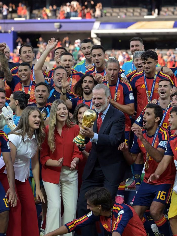 Sau khi La Roja giành vé vào chung kết, các tài khoản mạng xã hội chính thức của Hoàng gia Tây Ban Nha chia sẻ một video về gia đình bốn người ăn mừng chiến thắng trong những chiếc áo đấu được thiết kế riêng. Trước trận chung kết, tài khoản mạng xã hội của hoàng gia chia sẻ: “Trận chung kết World Cup này không chỉ là một trận đấu. Đó là một giấc mơ chung gắn kết cả đất nước và cũng lay động những người trên khắp thế giới yêu mến Tây Ban Nha. Hôm nay, hàng triệu người đang ở bên cạnh các bạn và cùng mơ ước với các bạn. Hãy hướng đến chiến thắng!”