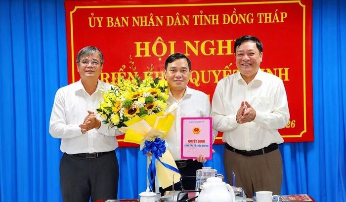 Ông Phạm Thành Ngại - Chủ tịch UBND tỉnh Đồng Tháp (bìa phải) trao quyết định cho ông Ngô Huỳnh Quang Thái - tân Giám đốc Sở KH&CN. Ảnh: V.Tiến.
