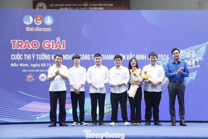 Tình Đoàn Bắc Ninh trao giải cuộc thi ý tưởng khởi nghiệp.