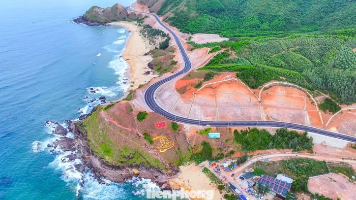 Sau khi được thảm nhựa, cung đường đèo hiện lên như dải lụa mềm mại vắt ngang sườn núi.