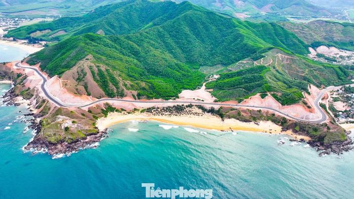 Dự án tuyến đường ven biển Gia Lai dài hơn 115 km, với 8 dự án thành phần dài 99 km, còn lại tận dụng Quốc lộ 1D khoảng 16 km. Công trình không chỉ góp phần thay đổi diện mạo hạ tầng mà còn mở rộng không gian phát triển du lịch, đô thị và kinh tế biển của địa phương.