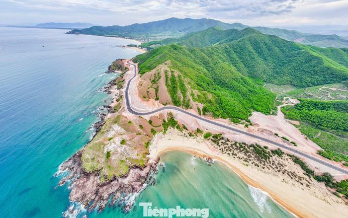 Đặc biệt, tuyến đường ven biển ĐT.639 khi hoàn thành đồng bộ không chỉ rút ngắn thời gian di chuyển giữa các địa phương ven biển mà còn tăng cường kết nối với các trục giao thông lớn, tạo thuận lợi cho vận chuyển hàng hóa, phát triển logistics, khai thác cảng biển và thu hút đầu tư.