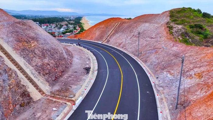 Cung đường đèo Lộ Diêu mới hoàn thành đã khắc phục, thay thế cho tuyến đèo cũ có dốc cao, hiểm trở.