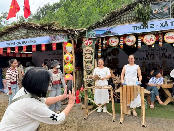 Du khách hào hứng trải nghiệm tại lễ hội quế Trà Leng lần thứ nhất
