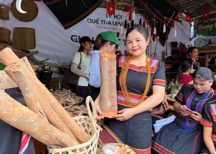 Thiếu nữ Trà Leng và gian hàng quế đặc sản