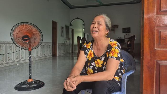 Người dân thôn 3A phản ánh, khói từ cơ sở sản xuất thường xuất hiện dày đặc nhất vào rạng sáng hoặc buổi tối. Khói có mùi khét, gây cảm giác khó thở, đặc biệt vào những ngày thời tiết nồm ẩm. "Nhà tôi có nhiều ô thông gió nên không thể bịt kín hoàn toàn. Nhiều hôm trời nặng, khói bay vào nhà, mùi rất khó chịu, hít vào thì rát họng, ảnh hưởng đến sức khỏe", bà Tâm, người dân sống gần nhà máy cho biết.