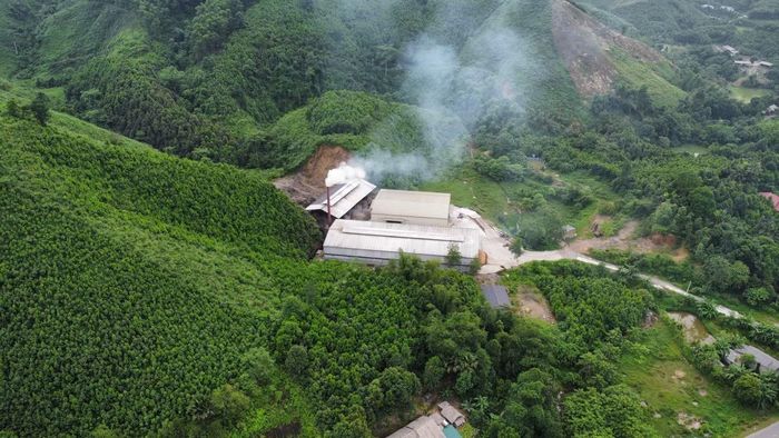 Ông Nguyễn Phùng Hưng, Phó Chủ tịch UBND xã Việt Hồng cho biết, sau khi tiếp nhận phản ánh của người dân, chính quyền địa phương đã kiểm tra và yêu cầu cơ sở hoàn thiện đầy đủ hồ sơ theo quy định. Đến nay, đơn vị đã cung cấp các thủ tục về đất đai, phòng cháy chữa cháy và hồ sơ đăng ký môi trường. Chính quyền địa phương cũng đã lập biên bản tiếp nhận hồ sơ đăng ký môi trường của cơ sở.