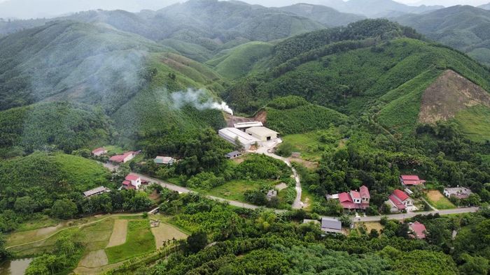 Xưởng sản xuất than sinh học ở thôn 3A, xã Việt Hồng có công suất 1000 tấn sản phẩm/năm, với 24 lò than hóa.