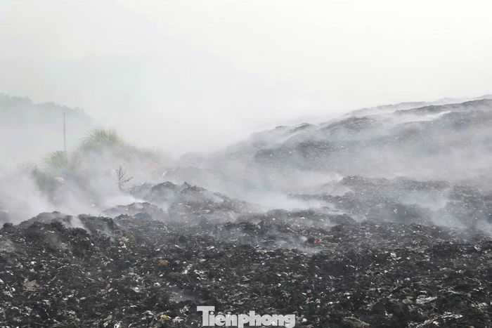 "Vụ cháy khiến một diện tích khoảng 7.000 m2 trong bãi rác bị cháy. Đơn vị đang nỗ lực lấp đất, tưới nước để dập tắt khói. Dự kiến hết 21/7, công việc sẽ hoàn tất”, lãnh đạo Công ty CPMT&CTĐT Nghệ An nói.