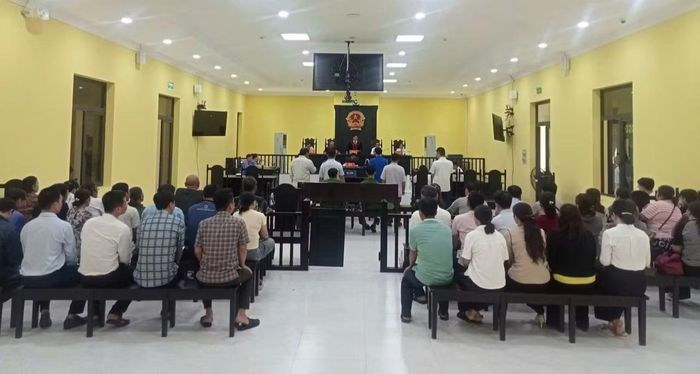 Các bị cáo nghe tòa tuyên án.