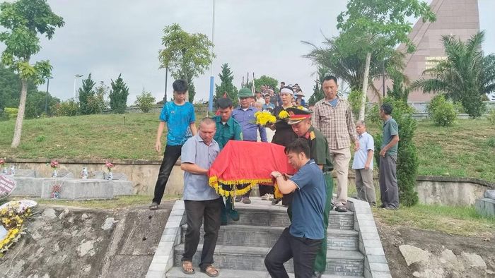 Hài cốt liệt sỹ Trần Quế được chuyển về quê hương an táng.