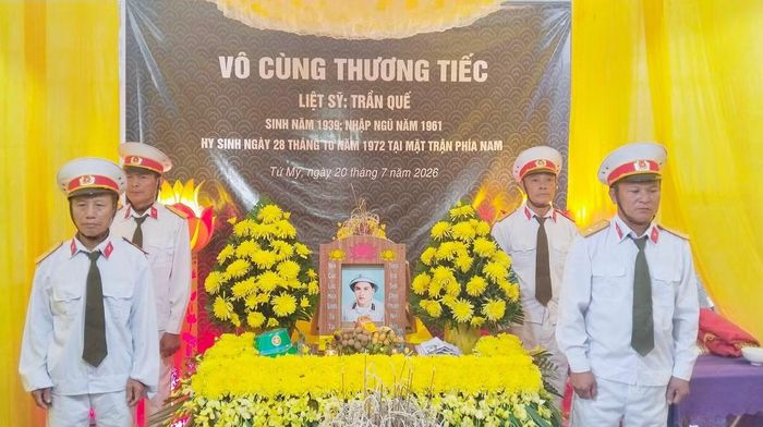 Lễ truy điệu, an táng hài cốt liệt sỹ Trần Quế. Ảnh Bích Hường.