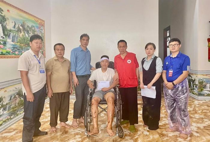 Các đơn vị thăm hỏi, động viên gia đình nạn nhân bị thiệt hại nặng ở xã Mường Than.