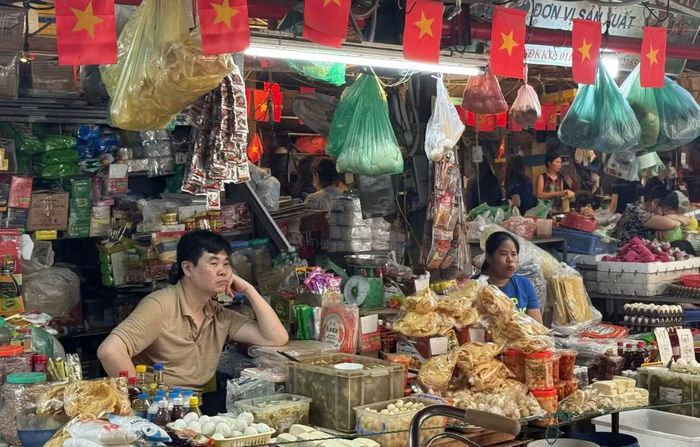 Hộ kinh doanh tại chợ truyền thống Hà Nội. Ảnh: TP.
