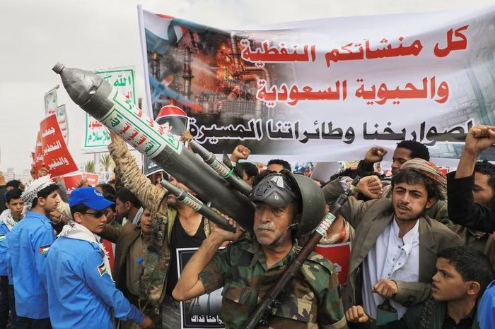 Những người ủng hộ Houthi tham gia cuộc biểu tình ở thủ đô Sanaa ngày 17/7, để phản đối liên minh do Ả-rập Xê-út dẫn đầu. (Ảnh: AP)