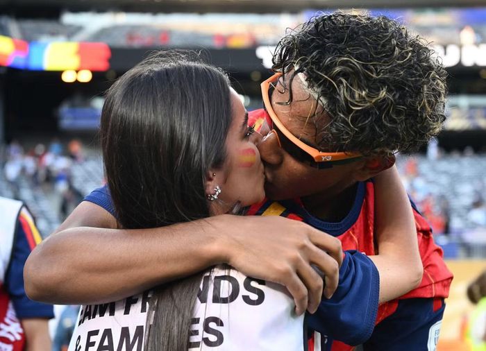 Lamine Yamal ôm và hôn bạn gái trong màn ăn mừng chức vô địch World Cup. Sau trận đấu, Ines Garcia cũng chia sẻ hình ảnh của hai người cùng lời chúc mừng dành cho Yamal, gọi anh là "nhà vô địch thế giới".