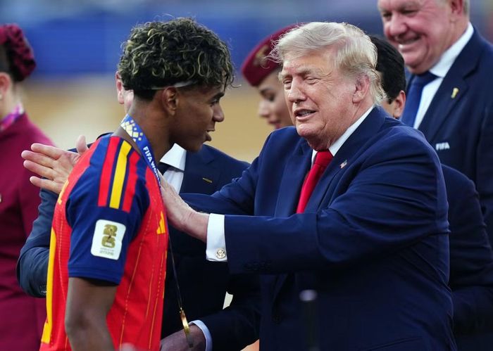 Sau trận chung kết World Cup 2026, Tổng thống Mỹ Donald Trump tiến đến chúc mừng Lamine Yamal. Ngôi sao 19 tuổi của tuyển Tây Ban Nha khép lại giải đấu bằng chức vô địch thế giới, sau hành trình nhận được sự quan tâm lớn của truyền thông và người hâm mộ.