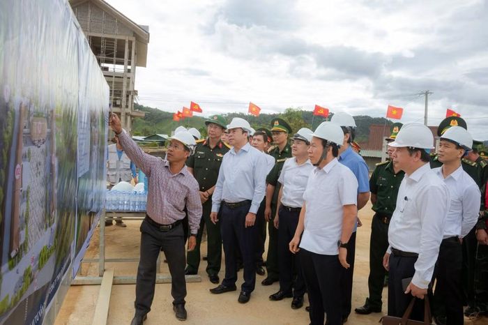Phó Thủ tướng Lê Tiến Châu kiểm tra tiến độ xây dựng trường nội trú. (Ảnh: Cổng thông tin TP Huế)