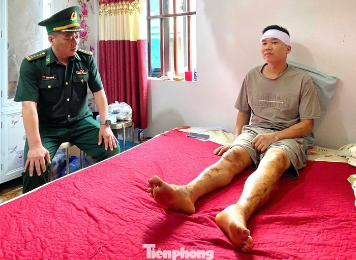 Đại tá Trương Minh Đức thăm hỏi, chia sẻ mất mát với anh Nguyễn Thanh Hải, có hai người thân thiệt mạng trong trận lũ quét tại xã Mường Than.