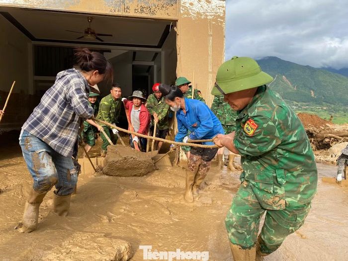 Cán bộ, chiến sĩ Bộ đội Biên phòng tỉnh Lai Châu cùng nhân dân bản Nậm Sáng, xã Mường Than khẩn trương dọn dẹp bùn đất, vệ sinh nhà cửa, giúp người dân sớm ổn định cuộc sống sau lũ.
