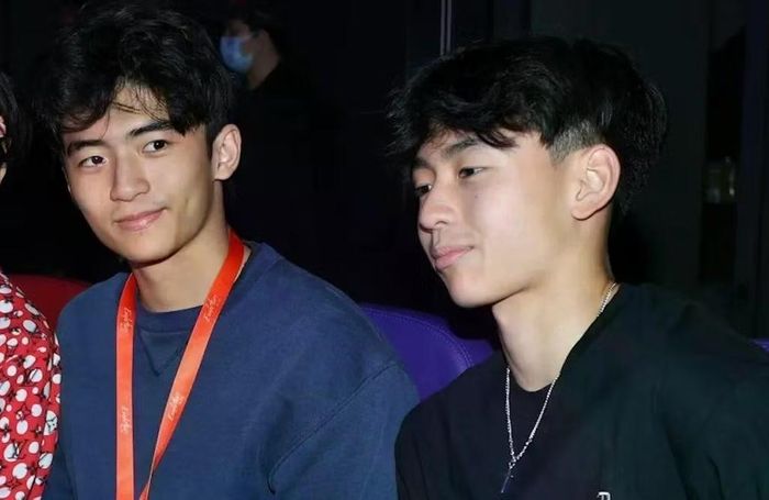 Ông Tạ Hiền có hai người con, trong đó Tạ Đình Phong sinh hai con trai với nữ diễn viên Trương Bá Chi.