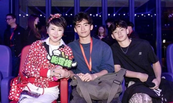 Các con của Trương Bá Chi lần lượt là Lucas (19 tuổi) và Quintus (16 tuổi) bên bà nội Địch Ba Lạp đến xem cha biểu diễn.