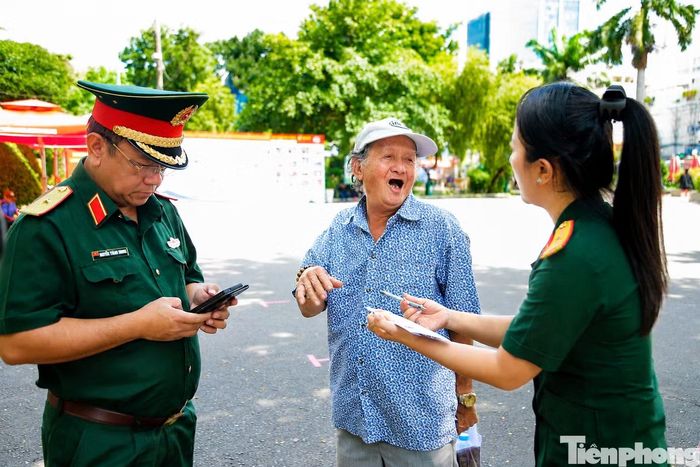 Thiếu tướng Nguyễn Thành Trung cùng các cán bộ đối chiếu thông tin nhân chứng cung cấp để phục vụ công tác xác minh. Ảnh: Nguyễn Tiến.
