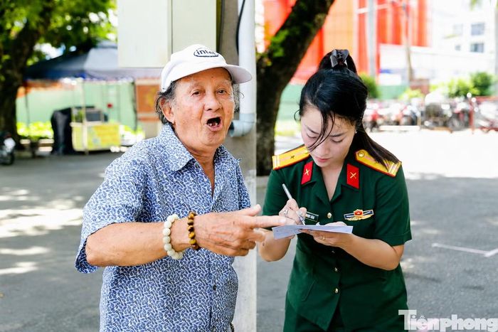 Dù không thể nói thành lời, ông La Văn Hai vẫn kiên trì truyền đạt những ký ức đã lưu giữ suốt gần 60 năm. Ảnh: Nguyễn Tiến.