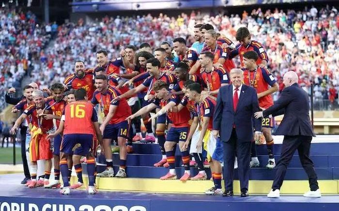 FIFA cắt khoảnh khắc ông Trump đứng ăn mừng cùng tuyển Tây Ban Nha.