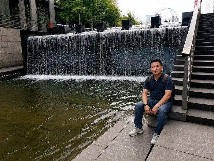 KTS Nguyễn Khánh Huy trong chuyến khảo sát công trình suối Cheonggyecheon (Seoul).